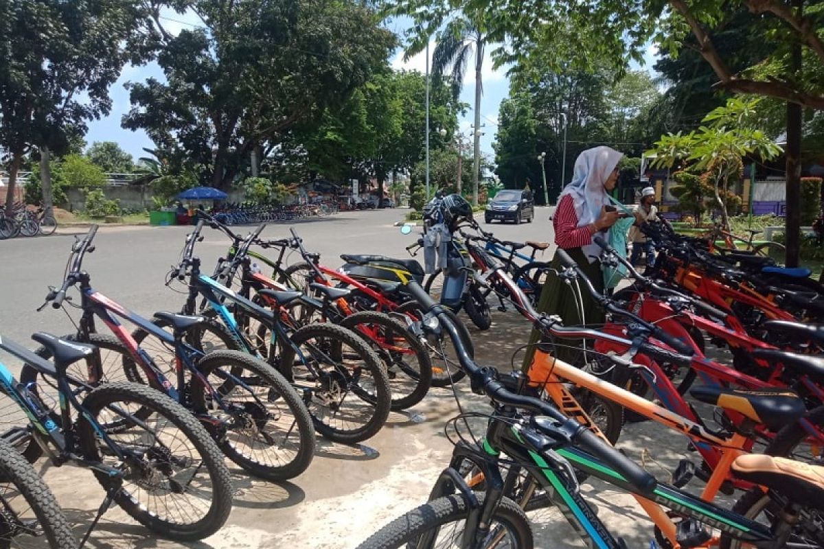 Sepeda sewaan di Tugu Keris disemprot disinfektan sebelum dipakai