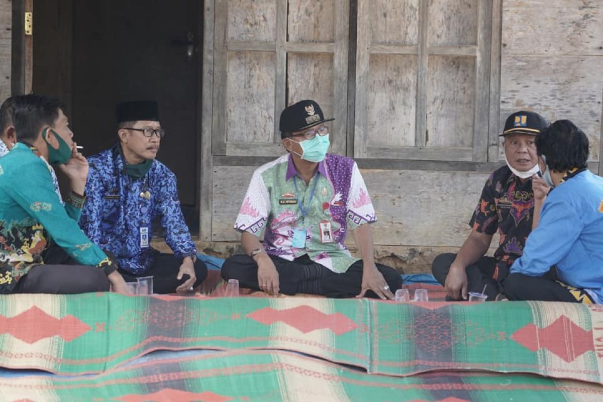 Bupati Pesisir Barat tinjau lokasi pemasangan jaringan listrik di Bengkunat