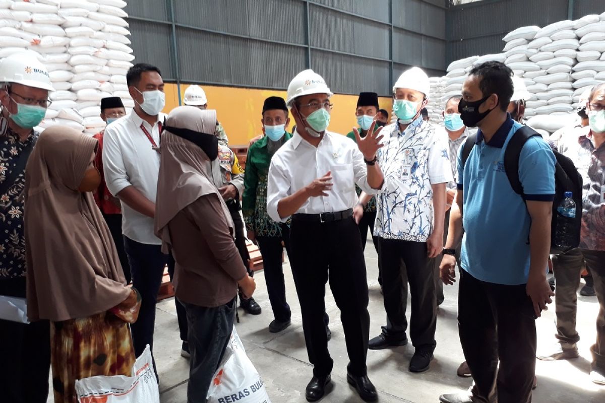 Menteri PMK pantau persiapan Bulog Kediri distribusikan bantuan beras