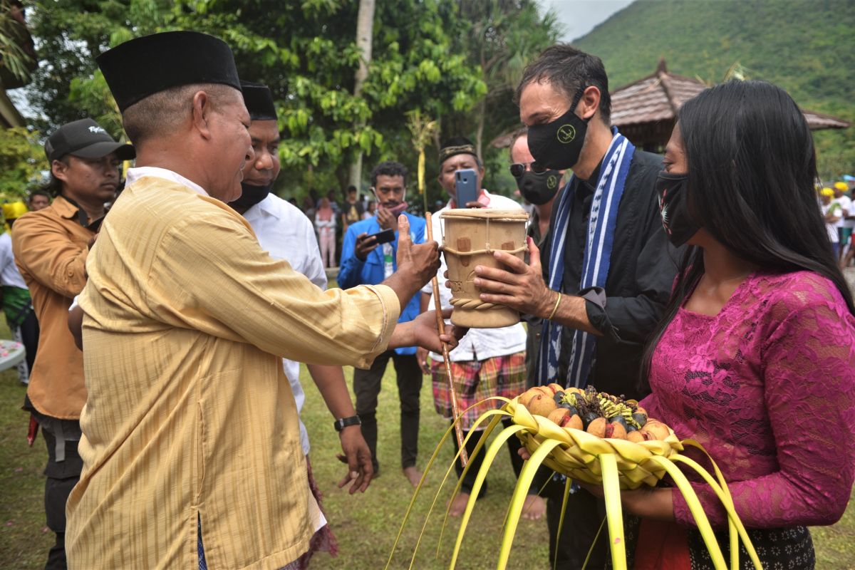 Kru kapal Arka Kinari berbendera Belanda disambut secara adat oleh masyarakat Banda