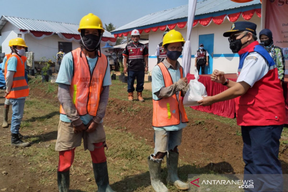 Program padat karya Kemenhub berdayakan 300-an warga bangun jalur rel ganda Bogor-Sukabumi