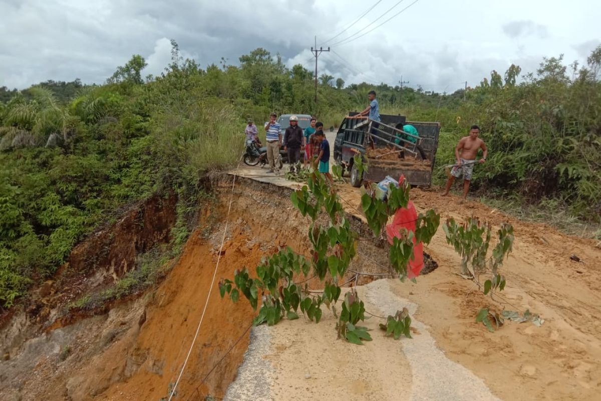 Ruas jalan hampir putus akibat longsor di Aceh Singkil