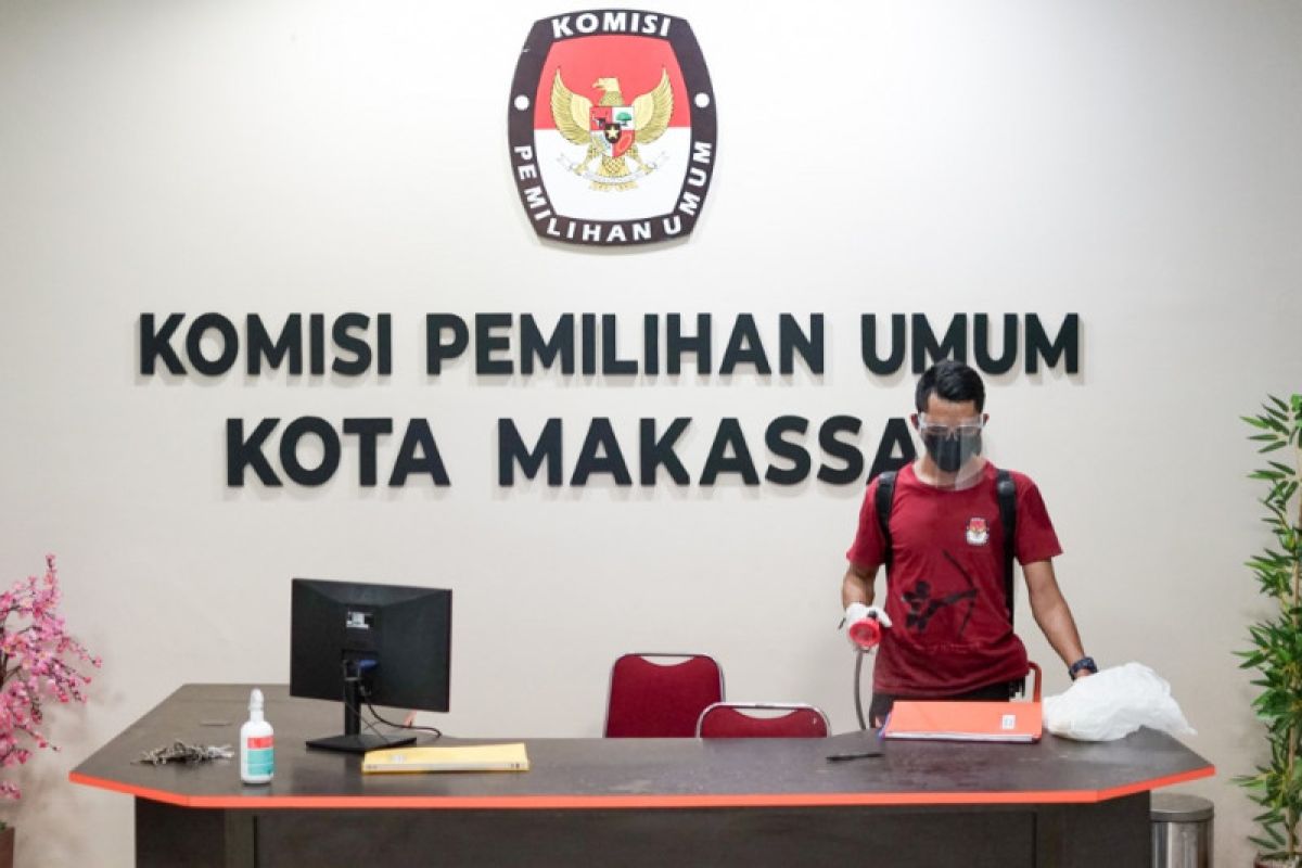 Kantor KPU Sulsel-Makassar disterilisasi guna mencegah penyebaran COVID-19
