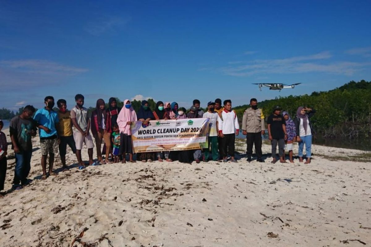 Japesda dan warga bersih-bersih pantai peringati 