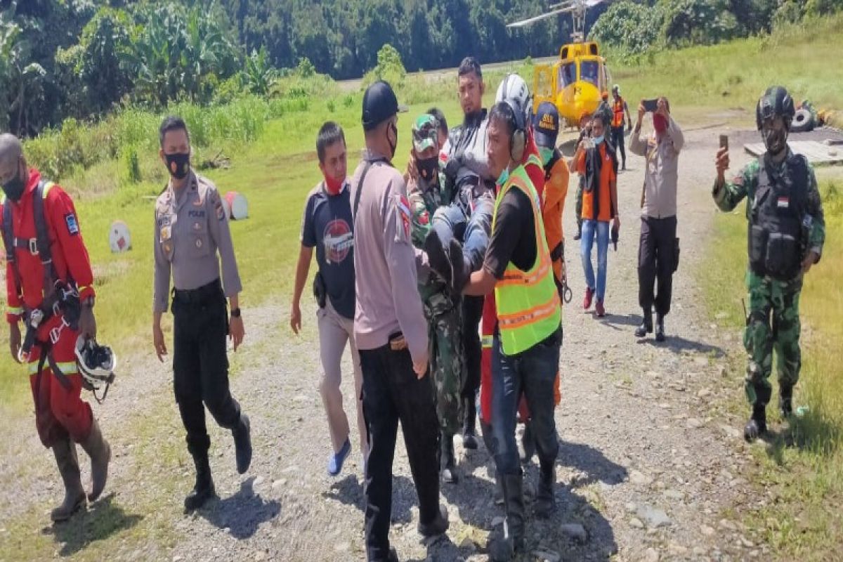 Tim SAR mengevakuasi kru helikopter PT NUH dari pedalaman Paniai