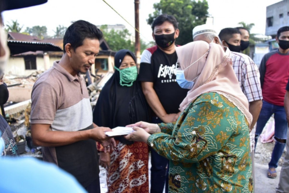 Korban kebakaran rumah di Duri terima bantuan dari Kasmarni