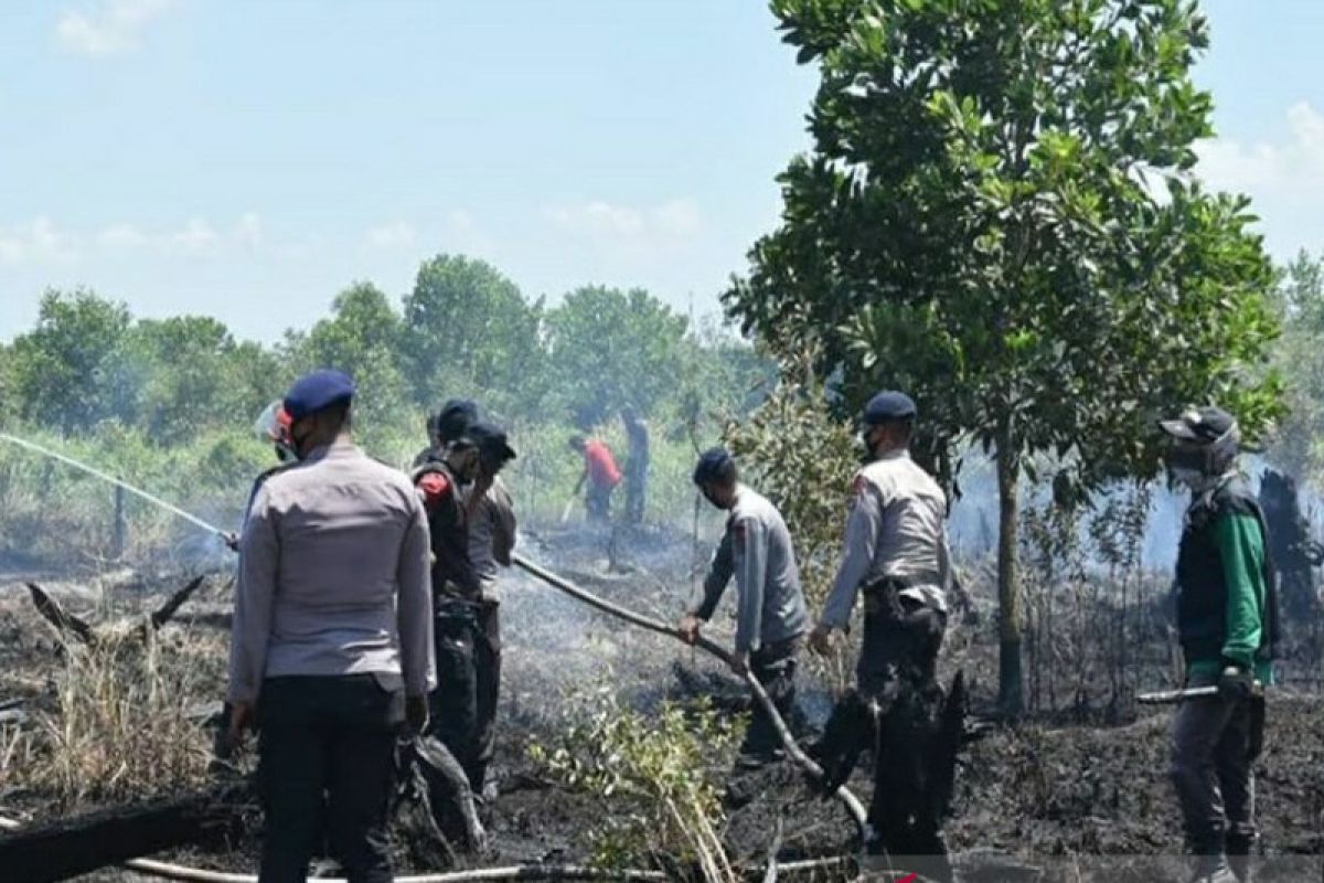 Titik api sulit terjangkau, pemadaman andalkan helikopter