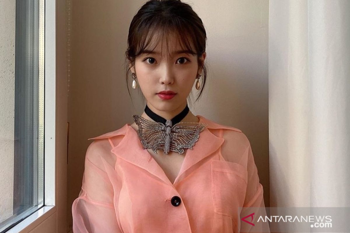 IU rayakan 12 tahun debut dengan berdonasi