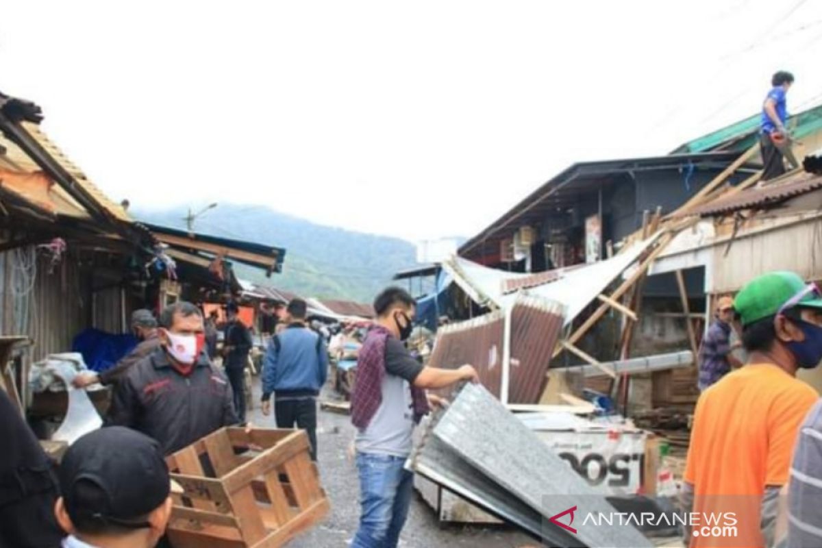 Padang Panjang bongkar kios pedagang di jalan lingkar Pasar Pusat