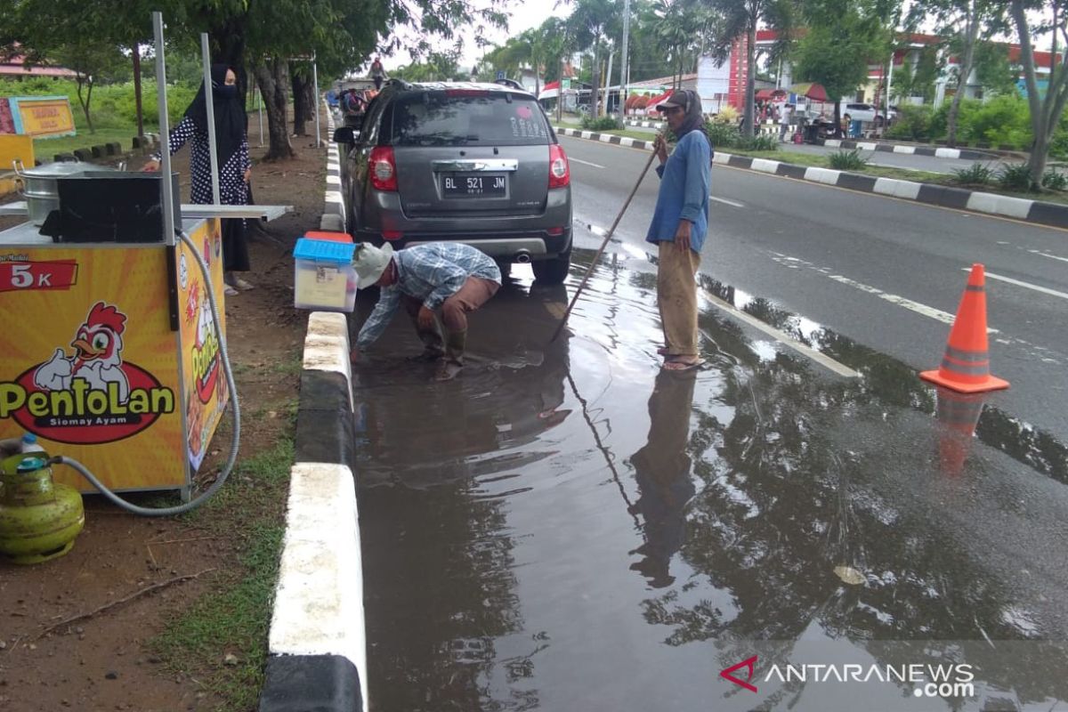 Pemko Banda Aceh bersihkan sumbatan drainase di bahu jalan protokol