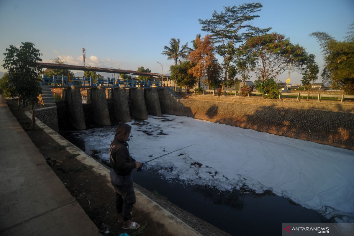 Penyebab warna merah di parit di Pontianak masih ditelusuri