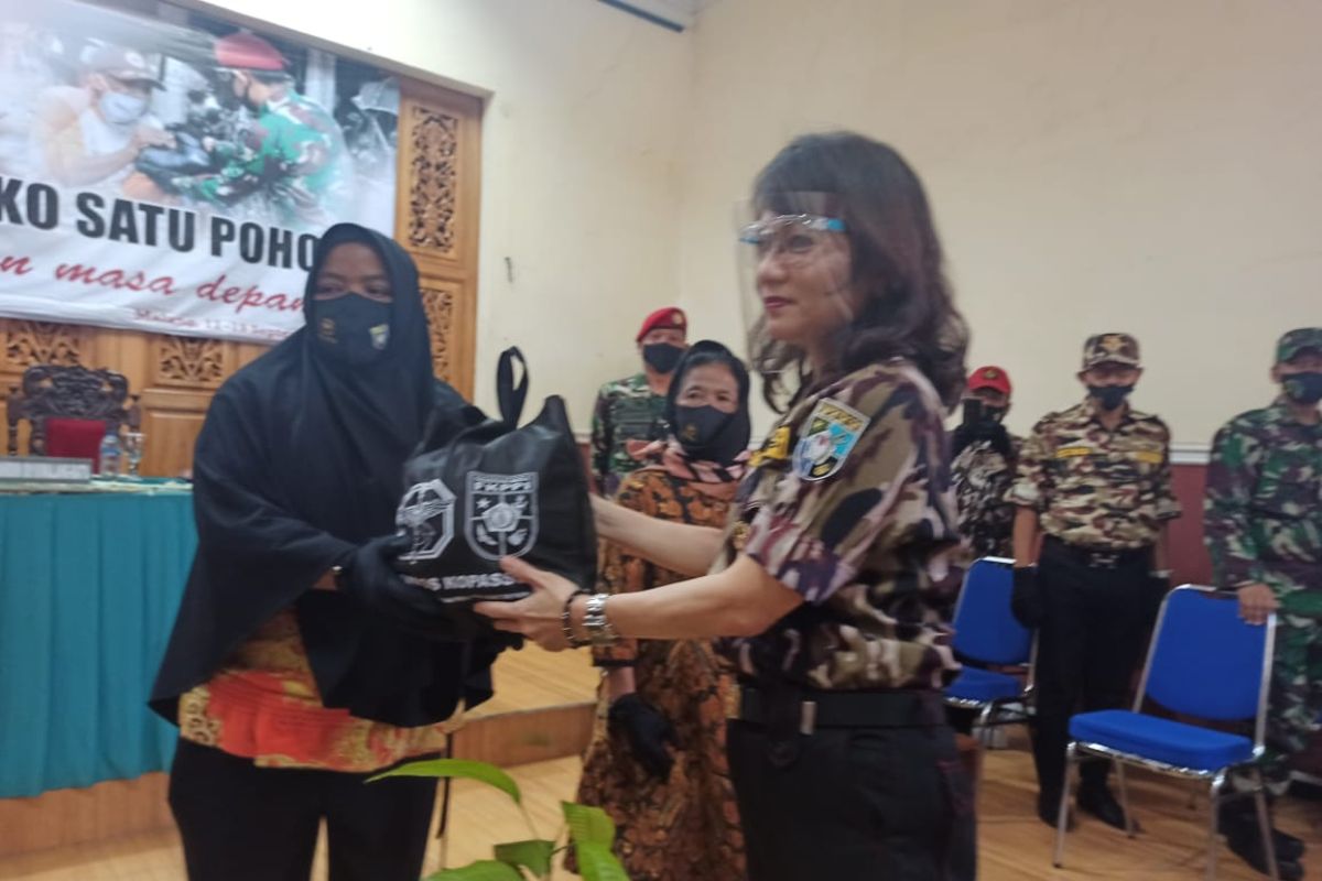 Kemensos, Kopassus dan GM FKPPI bantu 1.000 paket sembako untuk warga Batu