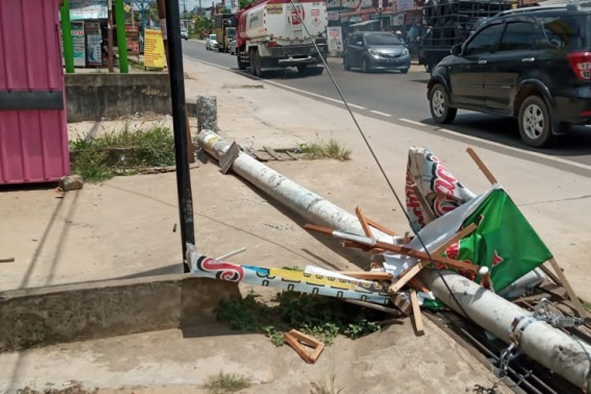 Alat berat diangkut truk nyangkut kabel listrik hingga tiangnya roboh