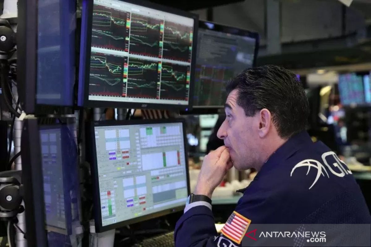 Wall Street jatuh, Indeks Dow Jones anjlok hingga 321,41 poin