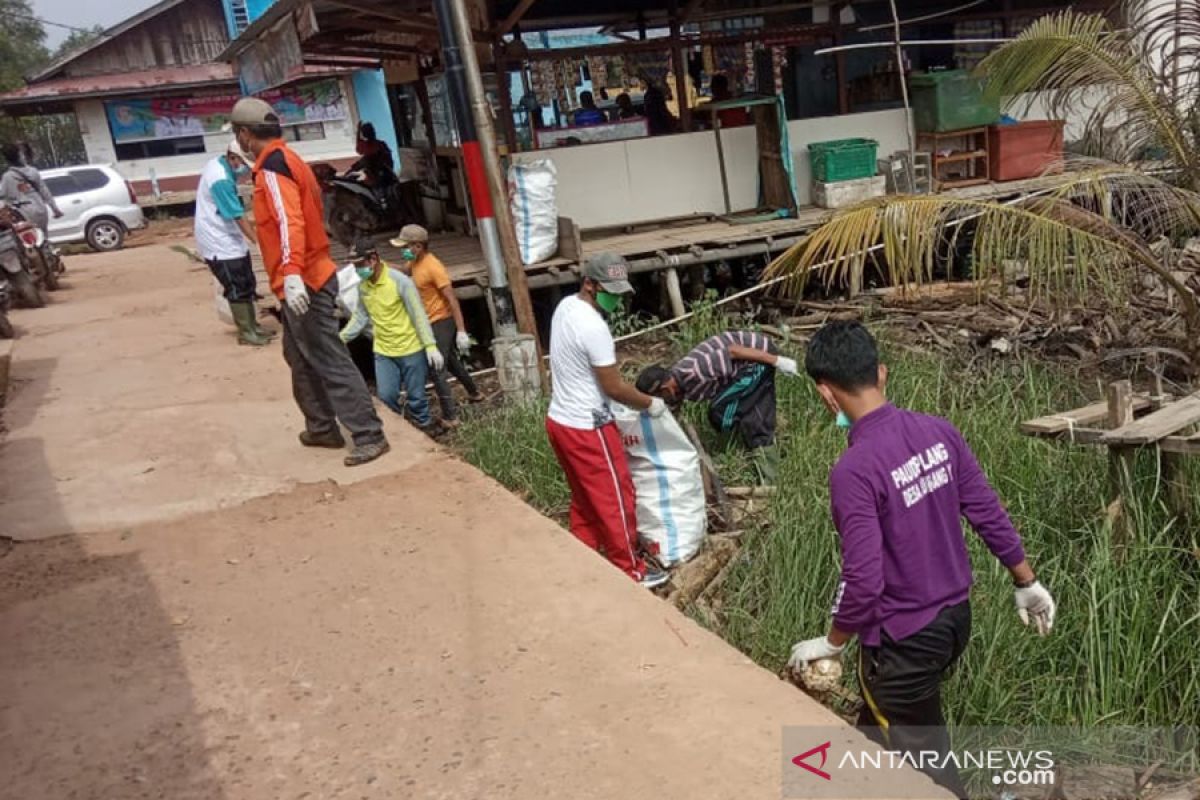 Warga Sungsang Banyuasin bersihkan serentak  sampah sungai