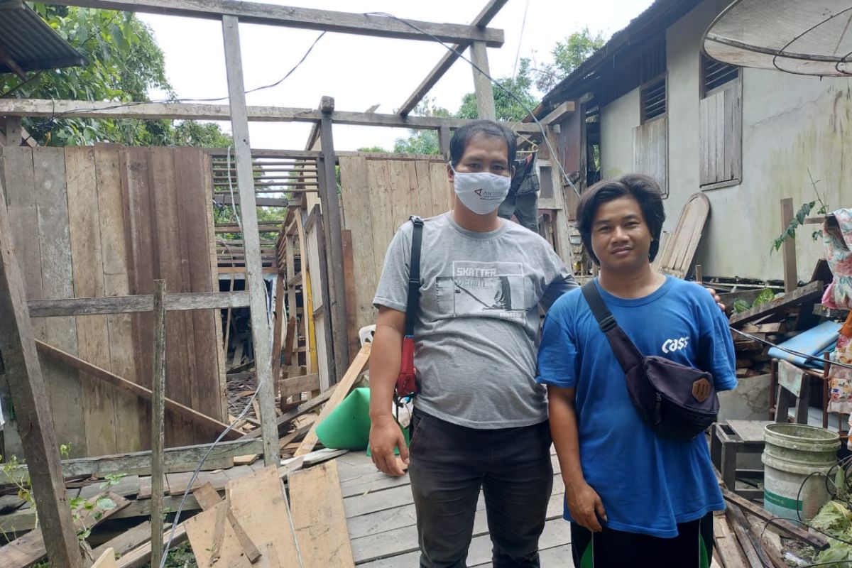 Rumah Bastiansyah roboh saat banjir besar di Kapuas Hulu