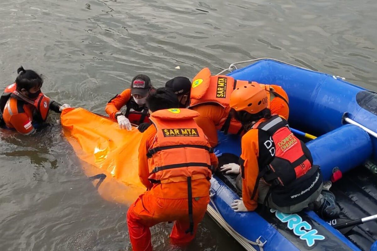 Jasad remaja tenggelam di Kali Ciliwung dievakuasi