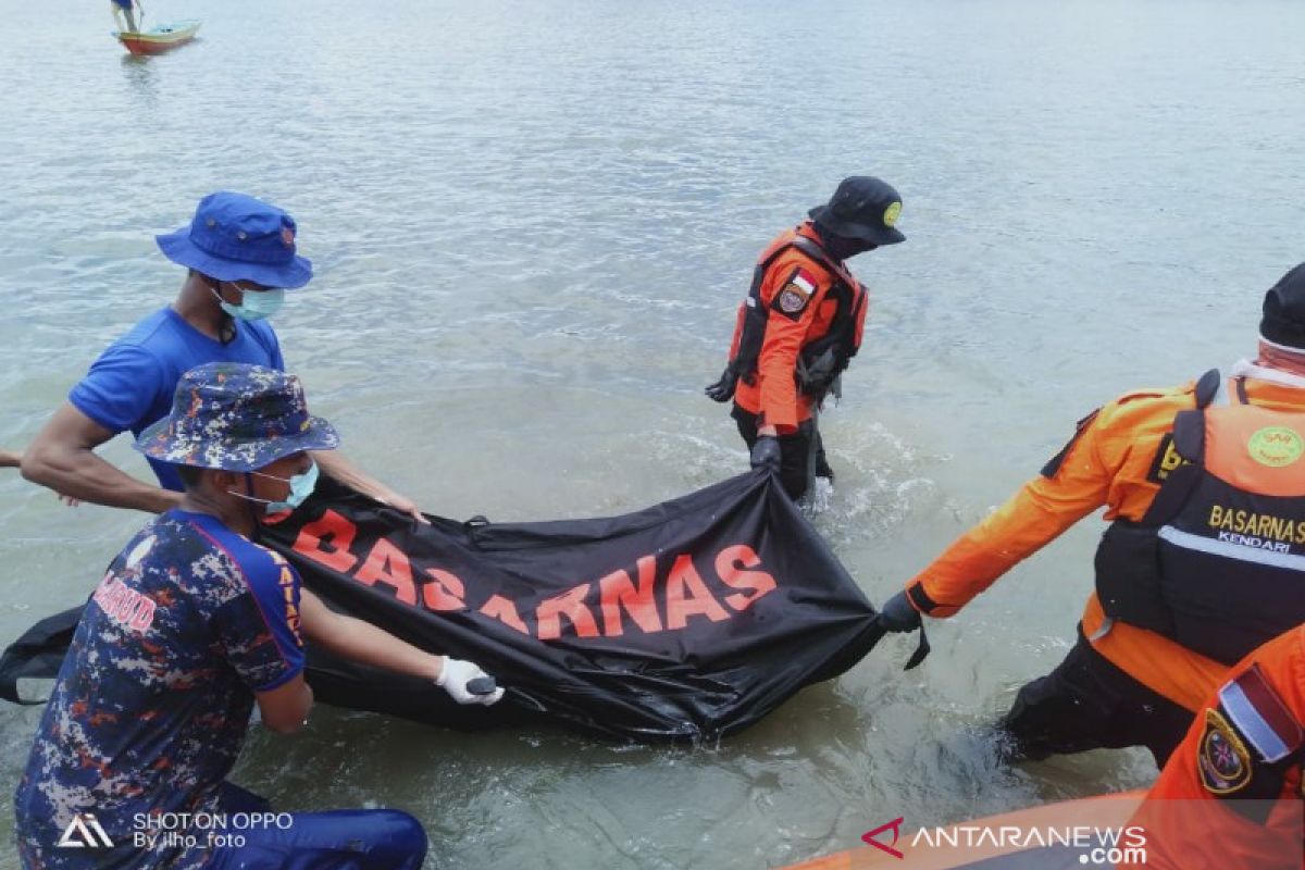 Basarnas mengevakuasi mayat pemancing di Pelabuhan Bungkutoko Kendari