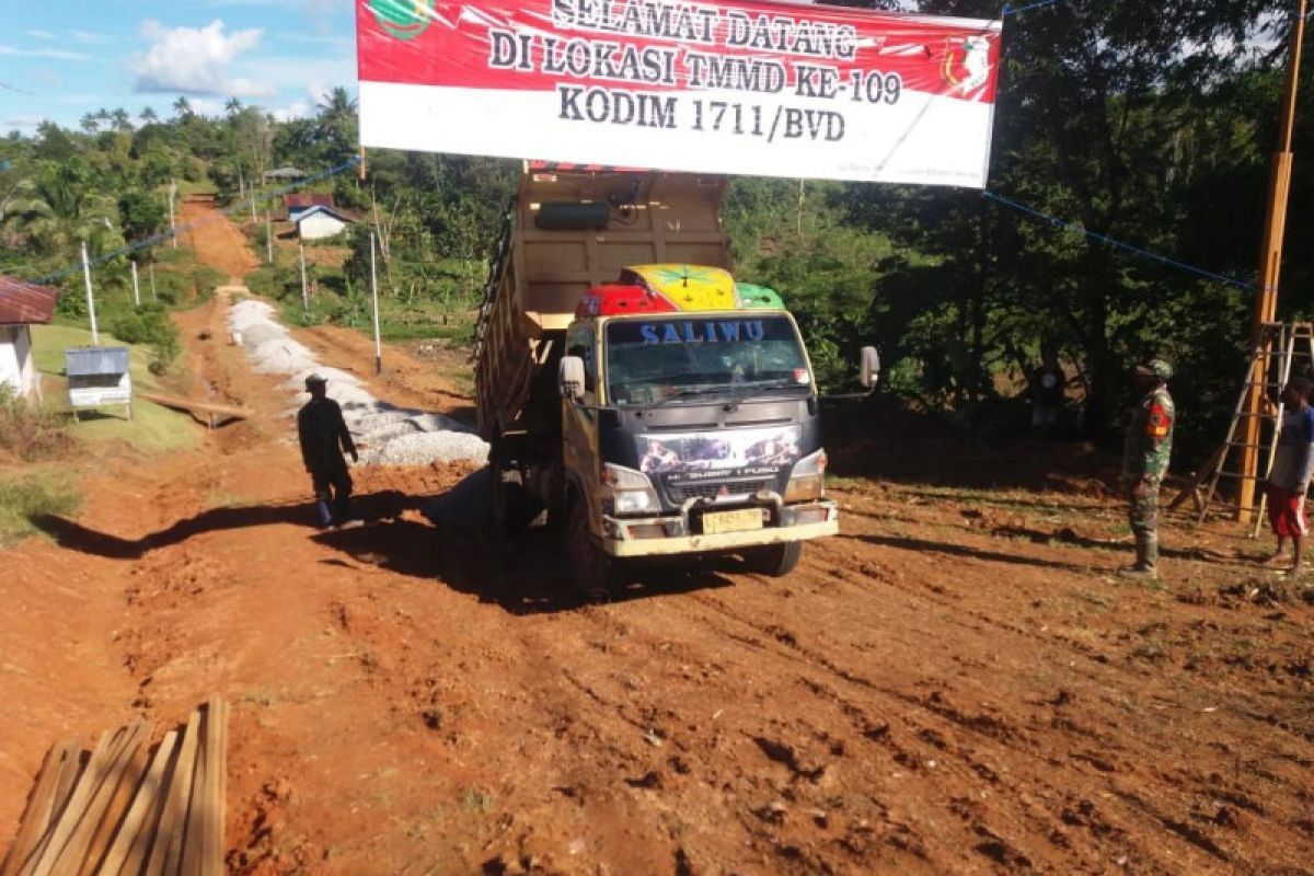 Kodim 1711 distribusi material TMMD di Kampung Kakuna Boven Digoel