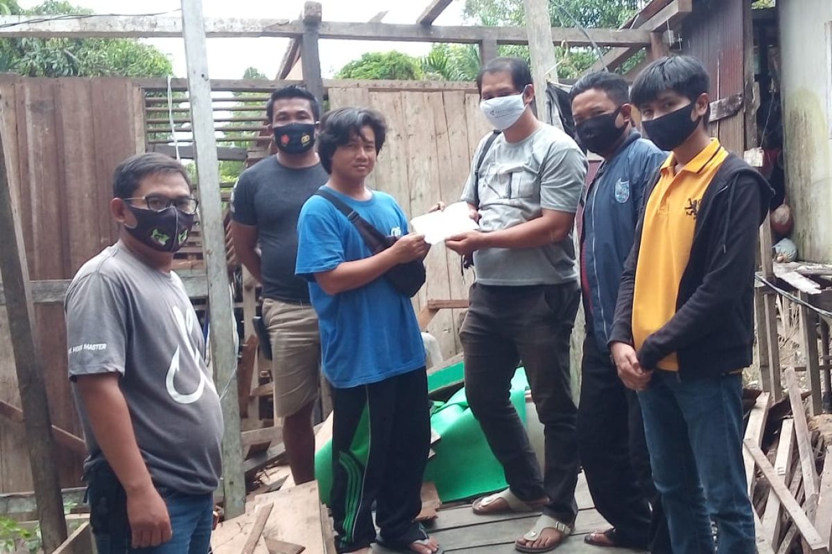Jurnalis di Kapuas Hulu bantu korban rumah roboh akibat banjir