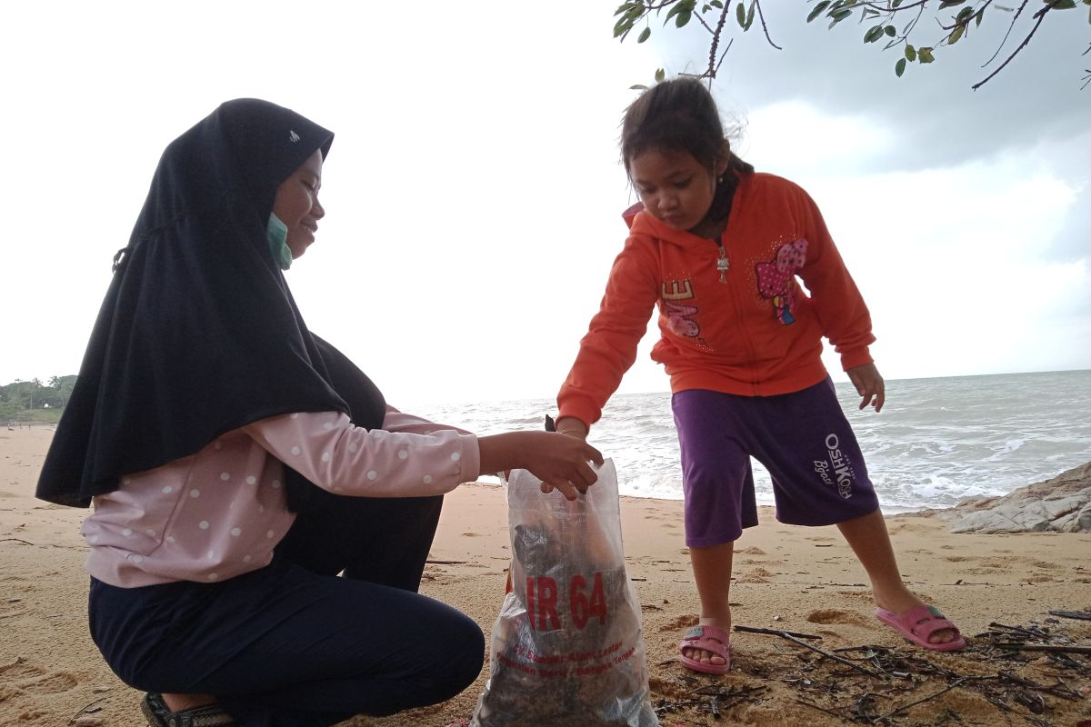 Komunitas pemuda bersihkan Pantai Pasirkuning di Bangka Barat