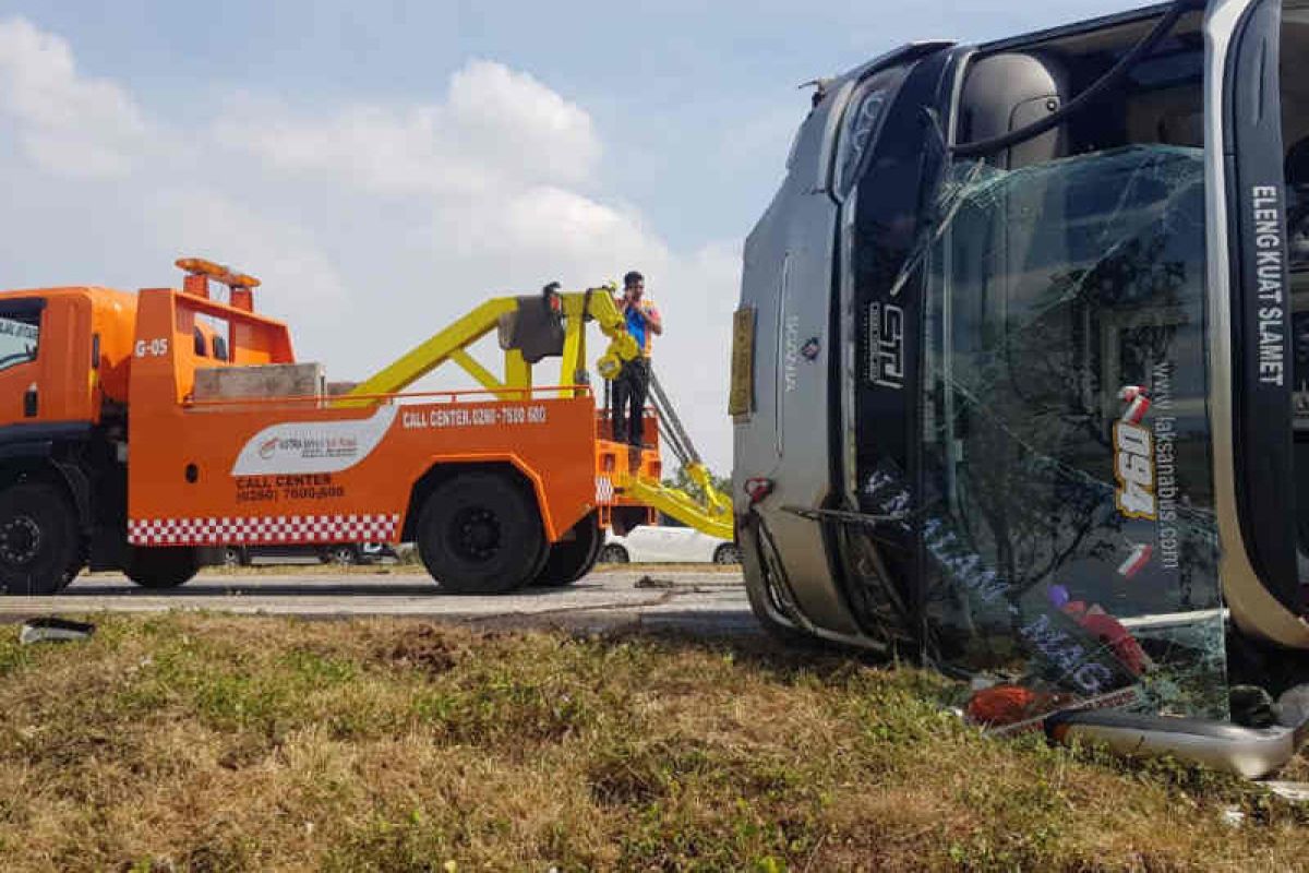 Bus alami kecelakaan di Tol Cipali Km 177 berakibat seorang tewas