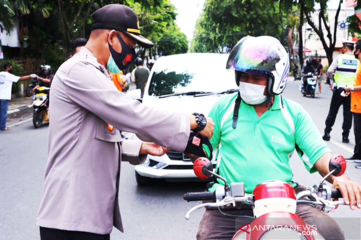 Polresta Banjarmasin bersama Ves Community bagikan masker cegah COVID-19