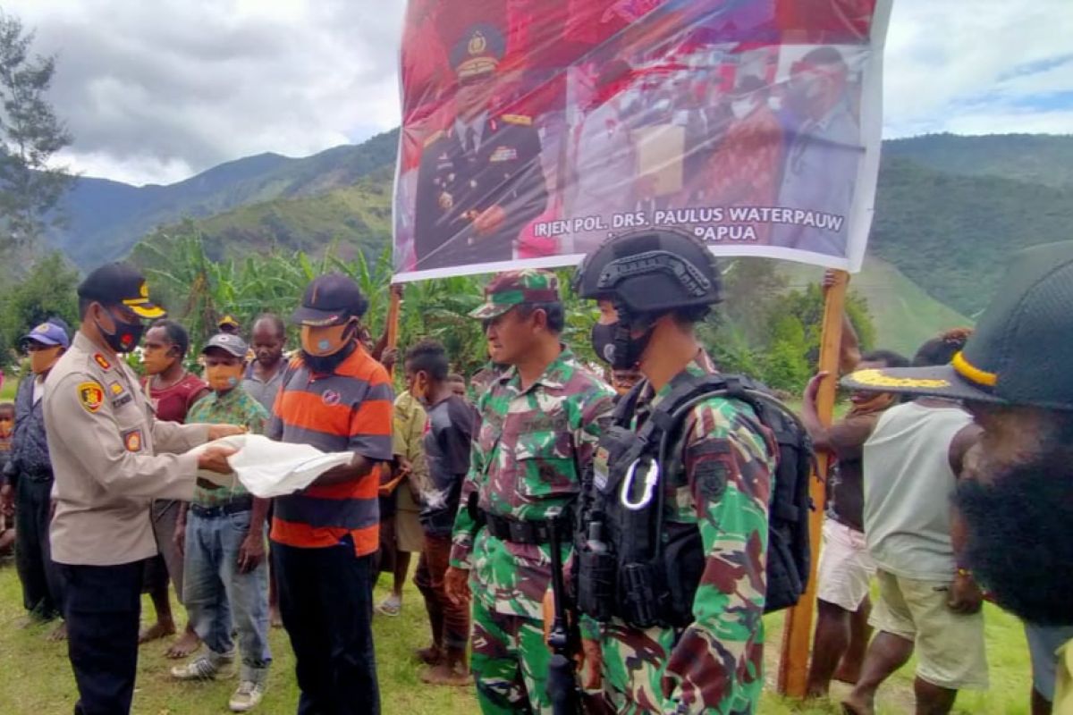 Kapolres Tolikara berikan bantuan sembako warga Distrik Kanggime