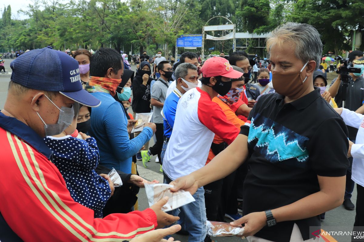 Wawali dan sekda bagikan masker di sela Gebrak Masker