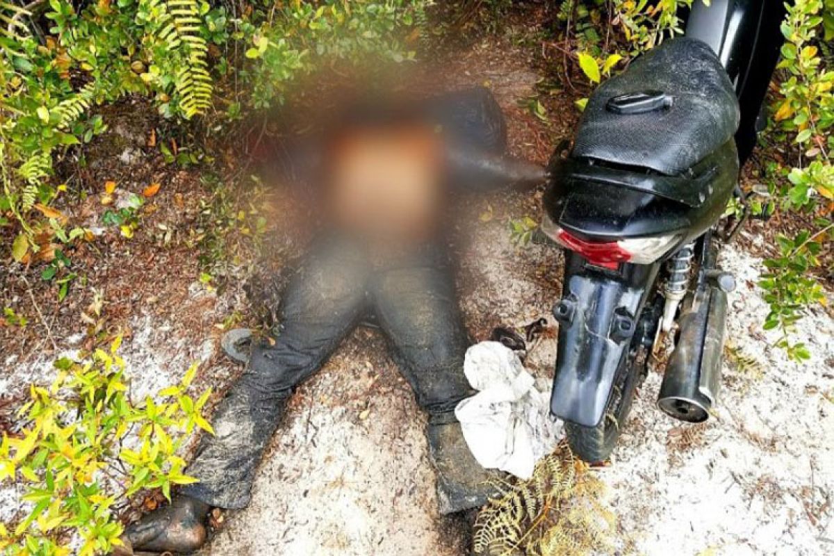 Mayat lelaki ditemukan sudah membusuk disamping sepeda motor bebek