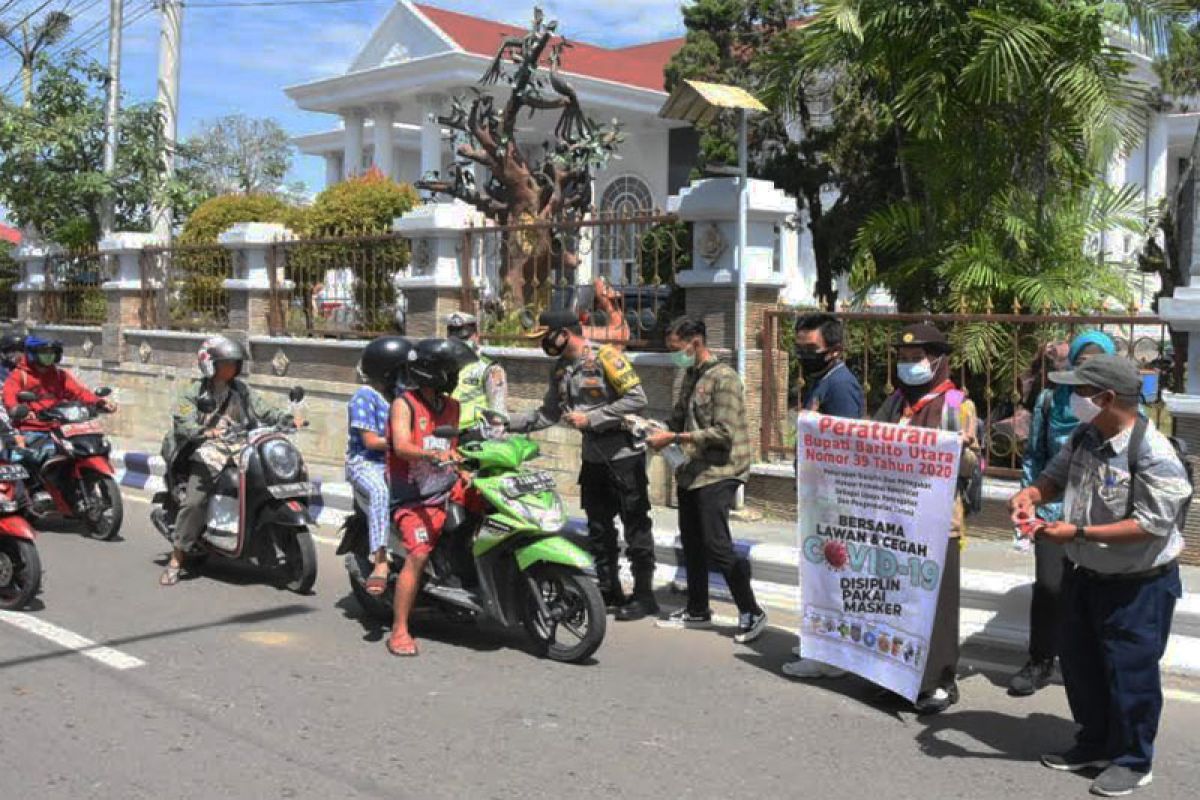 Kampanye sosial pembagian masker di Barut melibatkan berbagai Kalangan