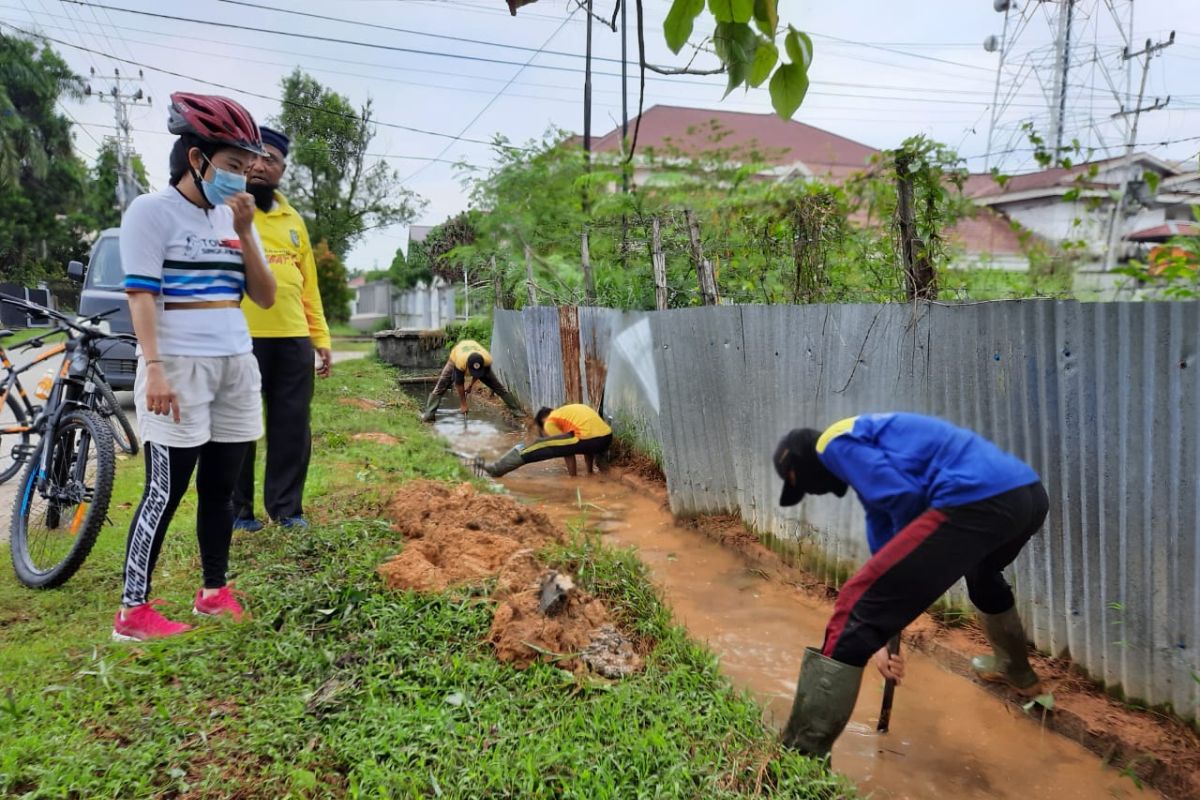 Pemkot Singkawang antisipasi banjir dengan membersihkan drainase