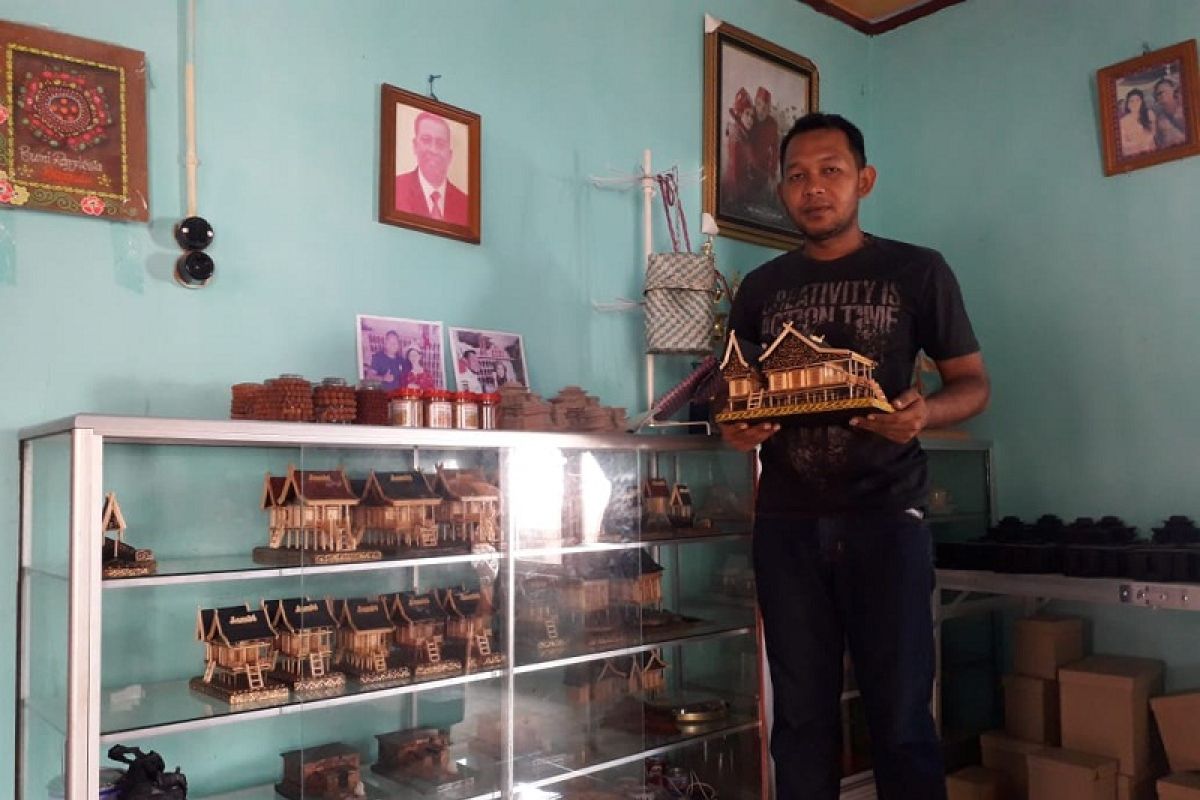 Adi Putra, hadirkan souvenir obyek wisata percandian Muara Jambi