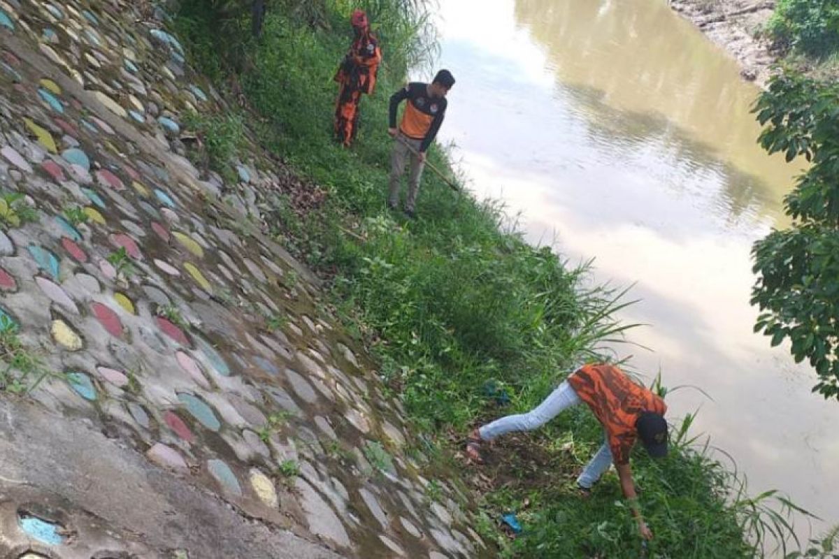 Amphibi lakukan aksi bersih sampah di bantaran Sungai Deli