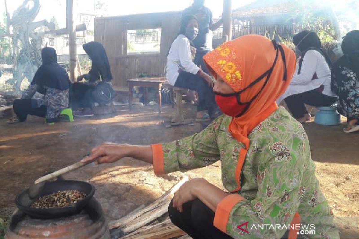 Pasar Tani Kranggan Temanggung adakan kontes sangrai kopi tradisional