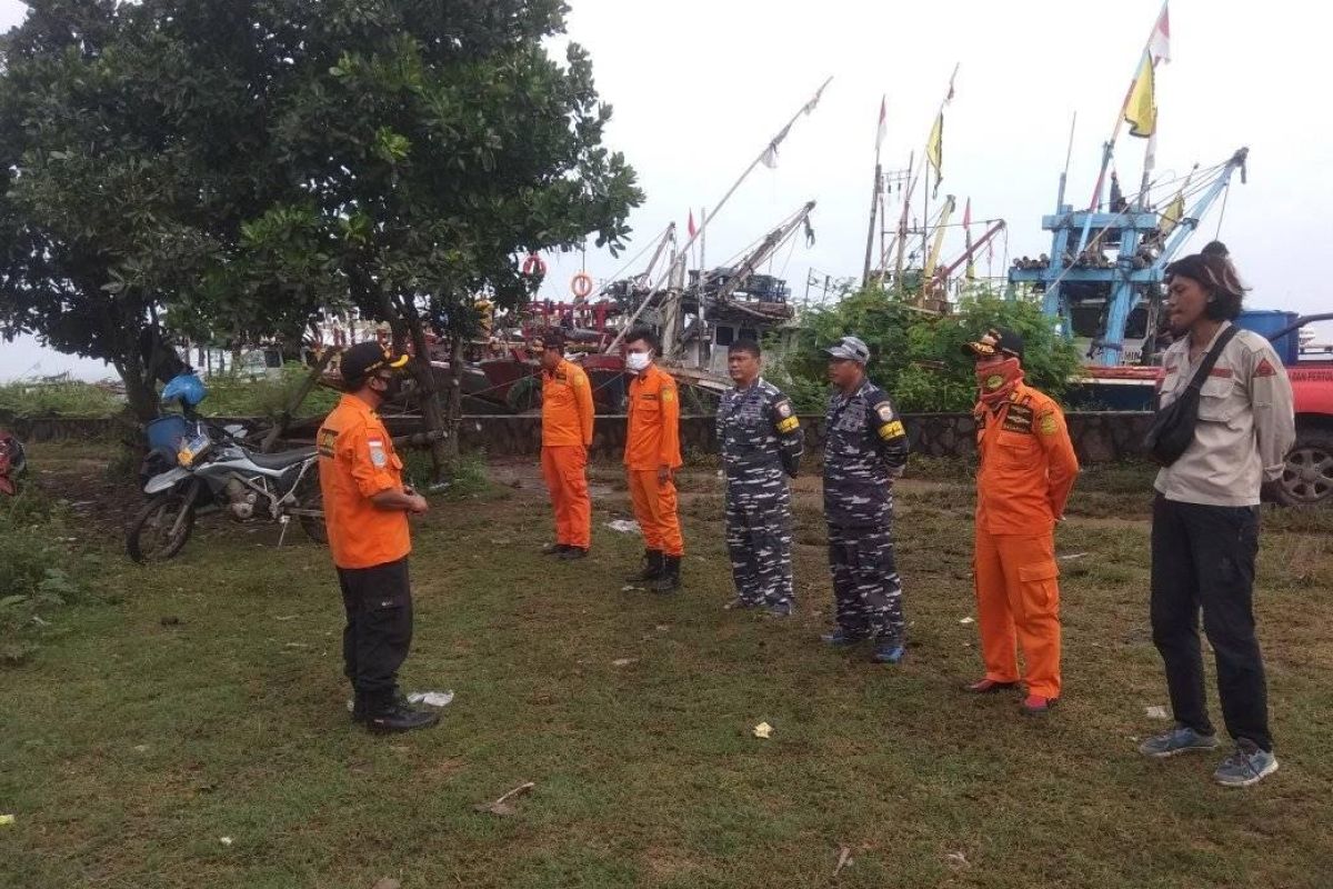 Nelayan hilang diterjang gelombang tinggi di Lebak, Basarnas lakukan pencarian