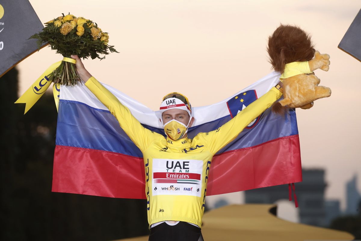 Tadej Pogacar juara Tour de France