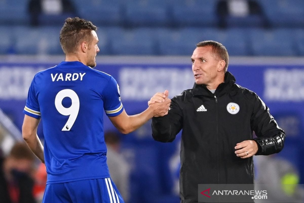 Leicester bertengger di posisi puncak