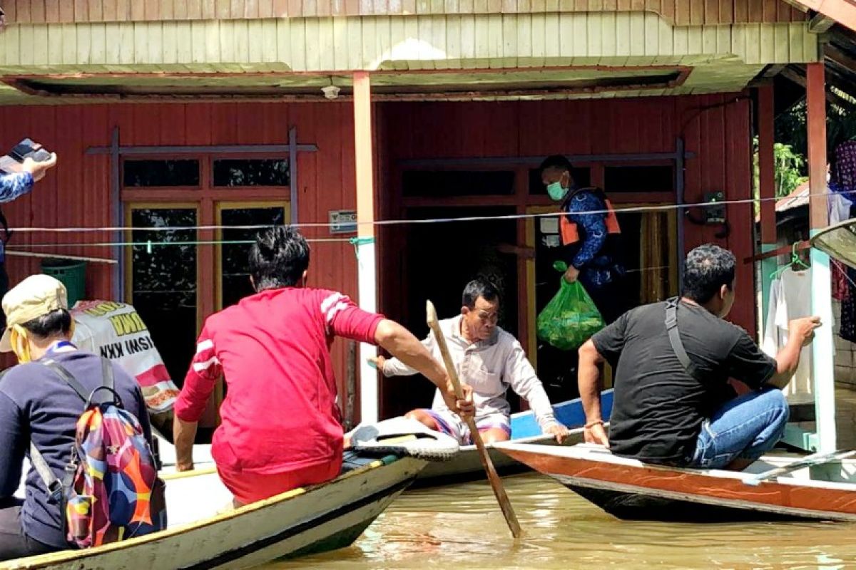 Sekda Lamandau tinjau lokasi banjir dan distribusikan bantuan