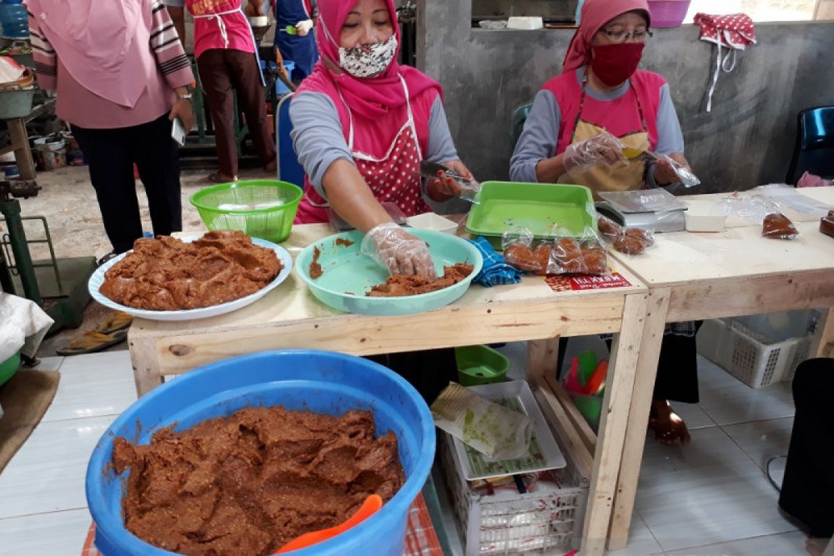 Omset usaha sambal pecel di Kediri naik saat pandemi COVID-19