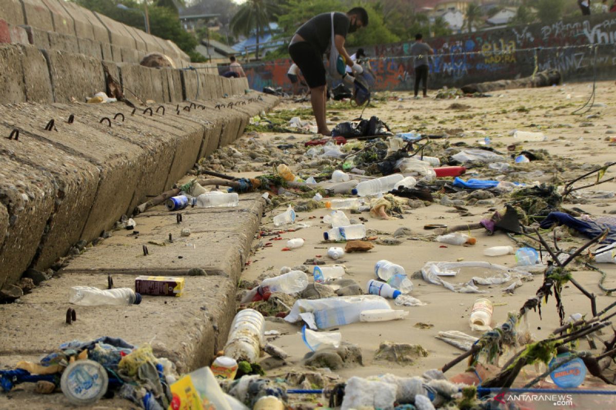 Komunitas Aksi Flobamora kumpulkan satu truk sampah plastik di pantai Kupang