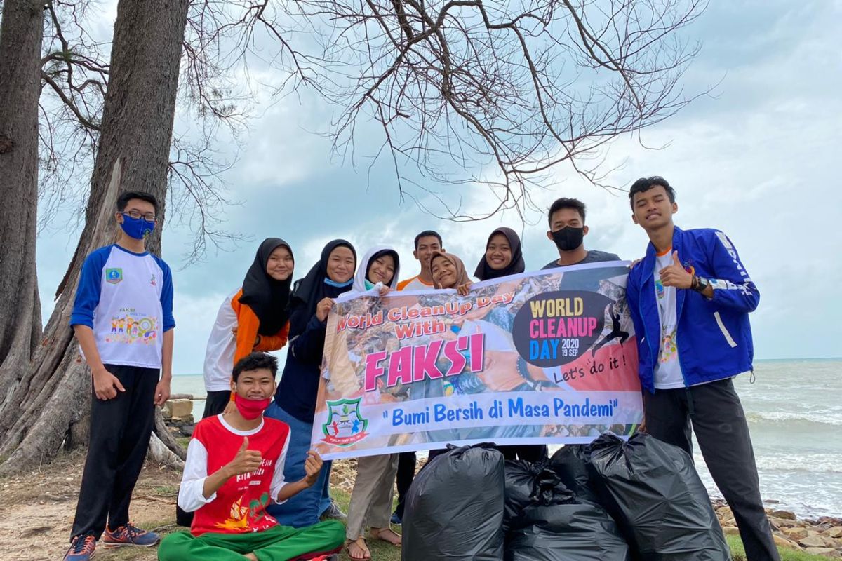 Bersihkan sampah, Forum Anak Laskar Pelangi gelar "operasi semut"