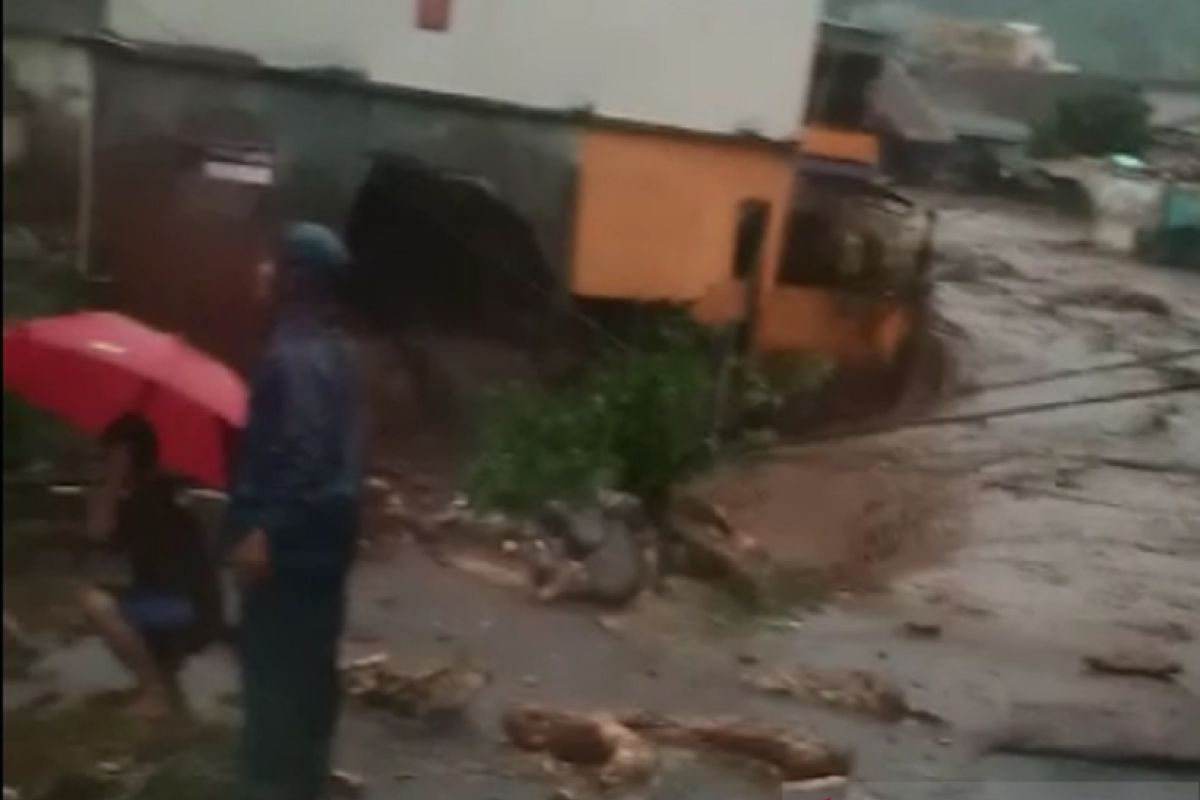 Rumah dan kantor di Cidahu Sukabumi rusak disapu banjir bandang