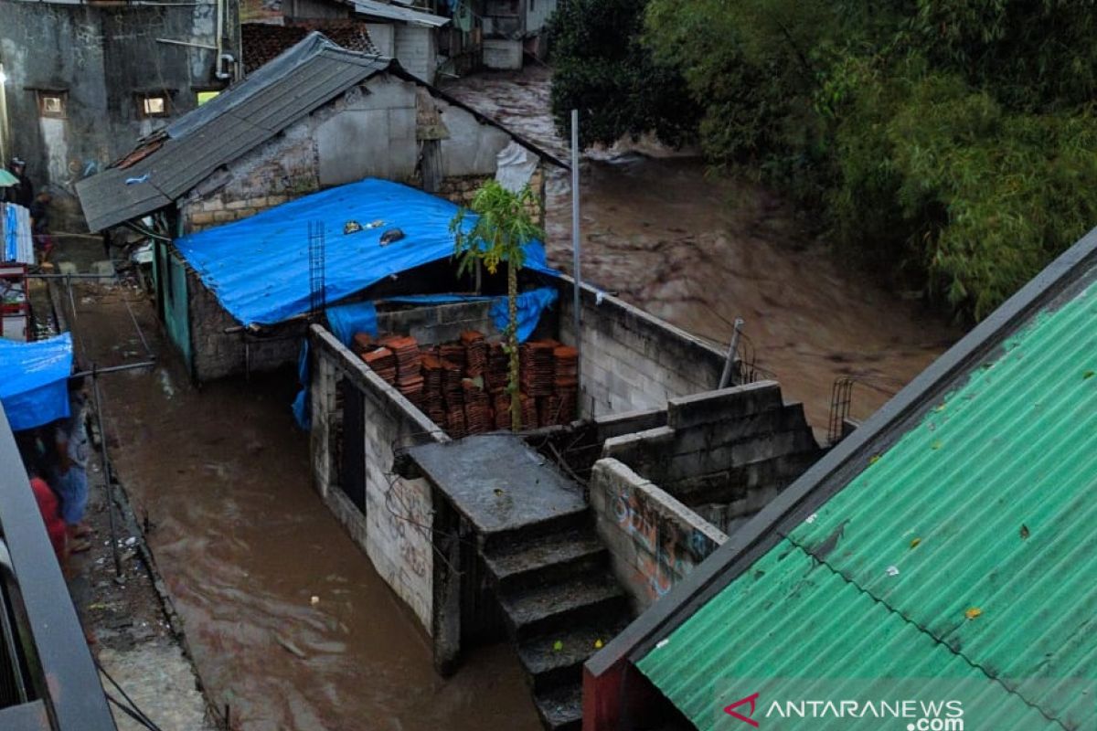 Tim SAR gabungan Kabupaten Sukabumi lakukan pencarian dua warga  terseret banjir