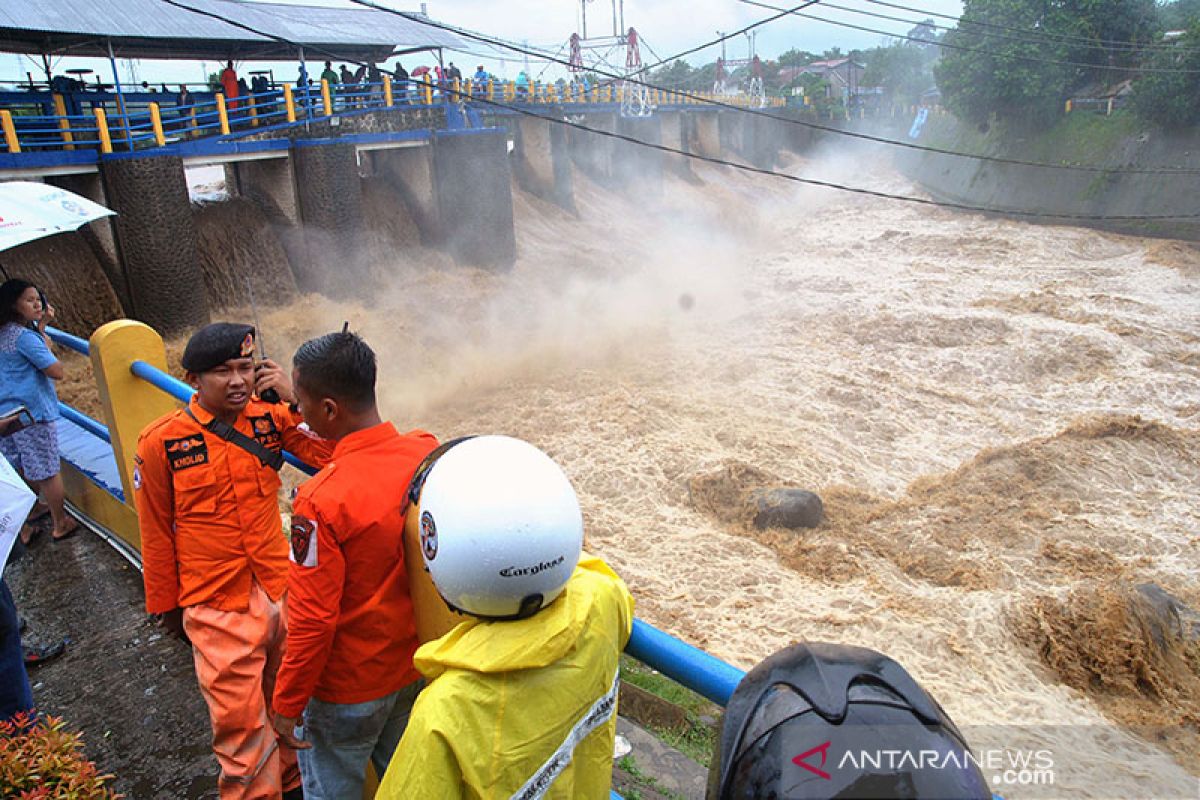 Anies minta warga di bantaran Ciliwung bersiap hadapi air dari hulu