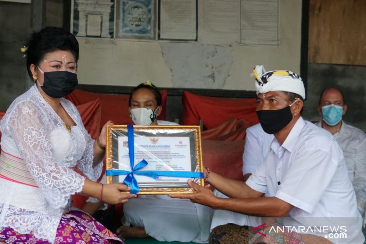 Bupati Karangasem serahkan penghargaan untuk Pura Pesimpenan Baturaya dan Pura Geria Gili Selang