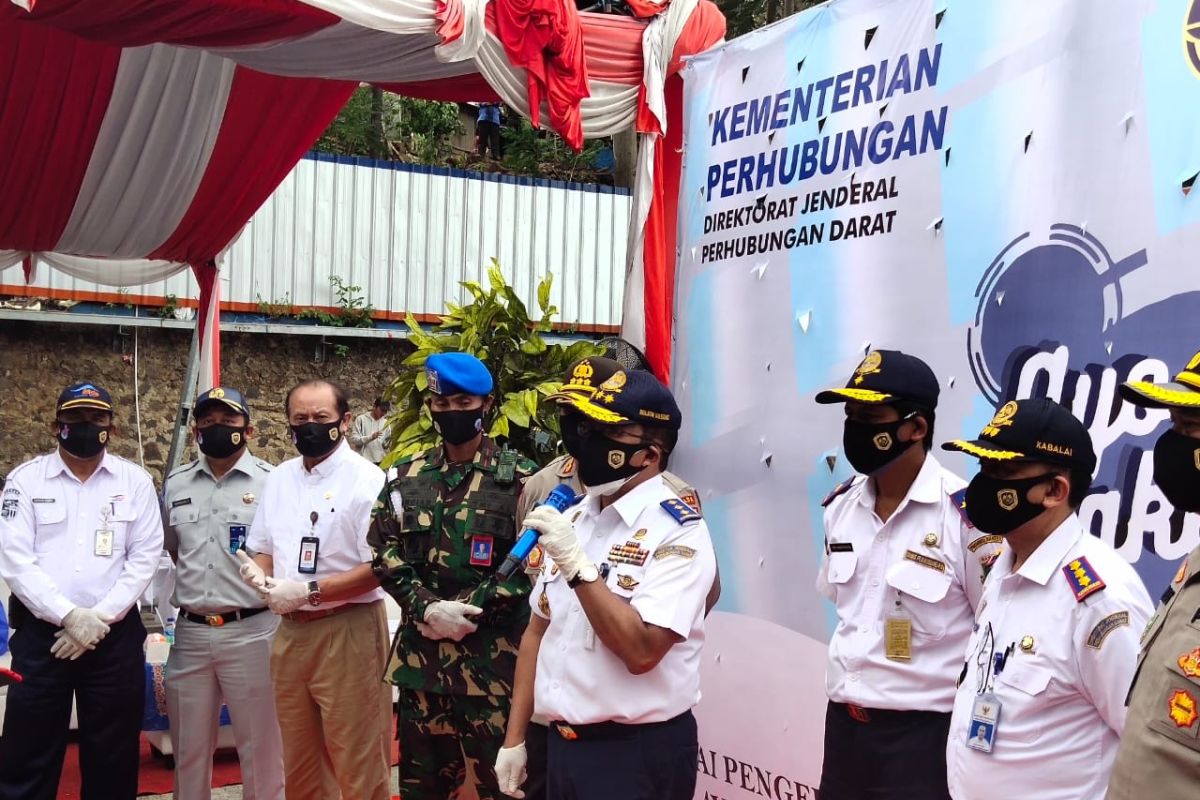 Dirjen Hubdat dan Jasa Raharja Bagi-bagi Masker di Pelabuhan Merak