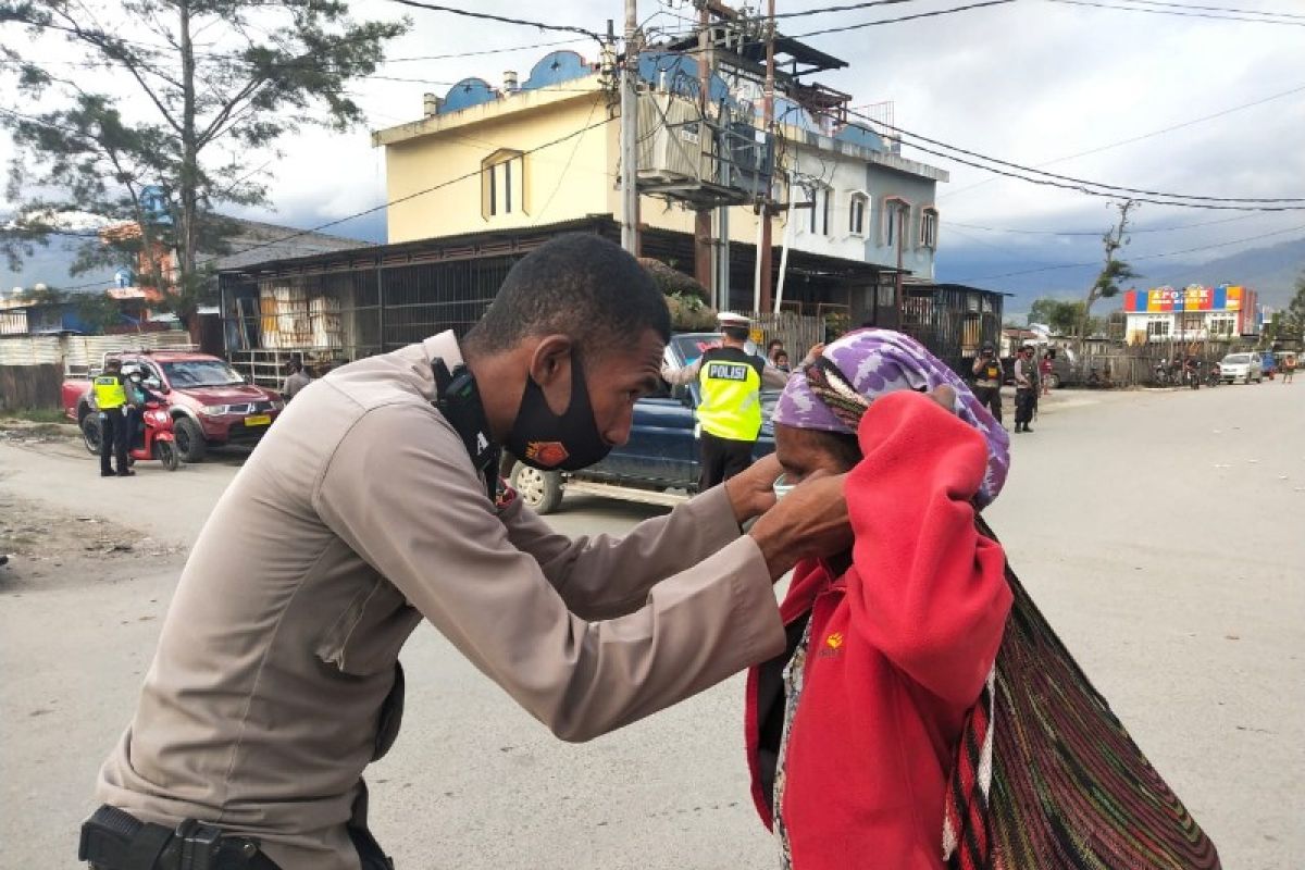 Tim gabungan mengamankan 14 motor dan sajam saat razia di Wamena