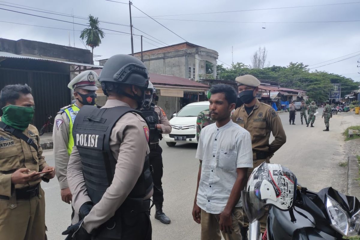 Tim gabungan razia masker di Aceh Jaya, masyarakat tidak patuh di hukum hafal surat pendek