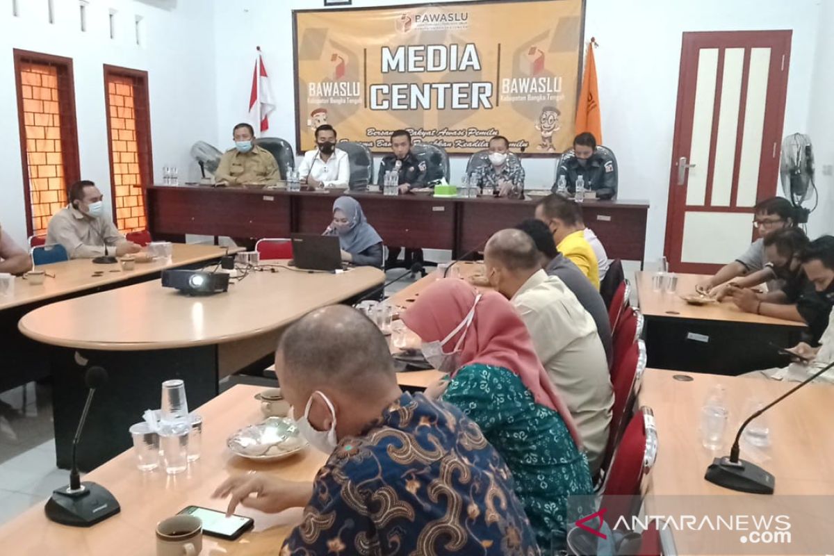 Bawaslu Bangka Tengah bahas upaya antisipasi kerumunan saat penetapan calon